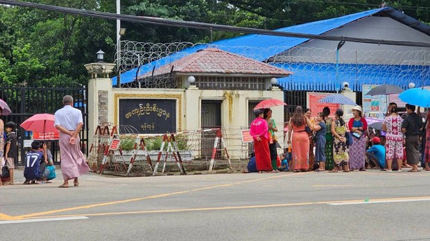 နိုင်ငံရေးအကျဉ်းသူကို ထောင်ဝင်စာတွေ့ဖို့ စောင့်ဆိုင်းနေတဲ့ မိခင် သေဆုံး နိုင်ငံရေးအကျဉ်းသူကို ထောင်ဝင်စာတွေ့ဖို့ စောင့်ဆိုင်းနေတဲ့ မိခင် သေဆုံး