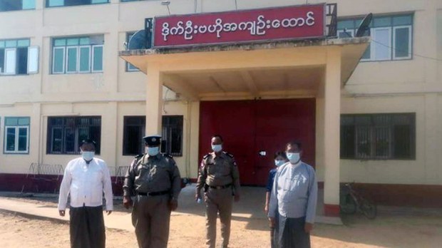 ဒိုက်ဦးထောင်မှာ နိုင်ငံရေးအကျဉ်းသားတွေ ရိုက်နှက်ခံရ ဒိုက်ဦးထောင်မှာ နိုင်ငံရေးအကျဉ်းသားတွေ ရိုက်နှက်ခံရ