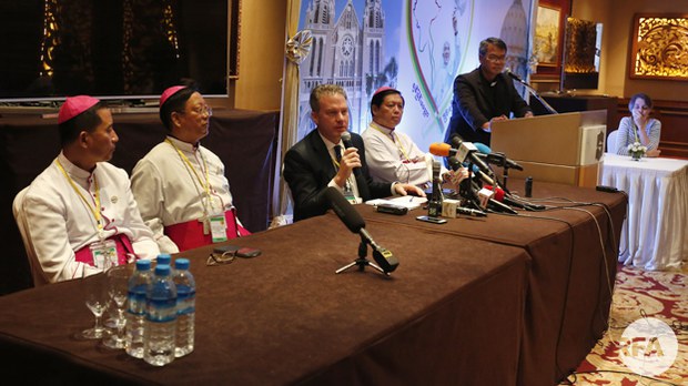 pope-trip-press-622.jpg pope-trip-press-622.jpg