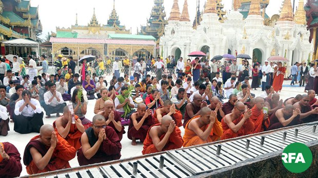 prayers-at-shwedagon-622.jpg prayers-at-shwedagon-622.jpg