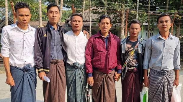 စစ်ရေယာဉ်ပေါ် နှိပ်စက်ပြီး ထောင်ချခံရသူငါးဦး ပြန်လွတ် စစ်ရေယာဉ်ပေါ် နှိပ်စက်ပြီး ထောင်ချခံရသူငါးဦး ပြန်လွတ်