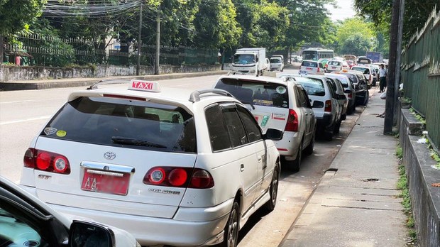 CNG အငှားယာဉ်တွေကို စက်သုံးဆီ မရောင်းဖို့ စစ်ကောင်စီတားမြစ် CNG အငှားယာဉ်တွေကို စက်သုံးဆီ မရောင်းဖို့ စစ်ကောင်စီတားမြစ်