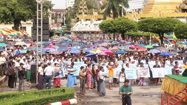 လားရှိုး ရမခ သိမ်းပိုက်ခံရပြီးနောက် စစ်တပ်ထောက်ခံသူတွေ MNDAA ကို ဆန္ဒပြ လားရှိုး ရမခ သိမ်းပိုက်ခံရပြီးနောက် စစ်တပ်ထောက်ခံသူတွေ MNDAA ကို ဆန္ဒပြ
