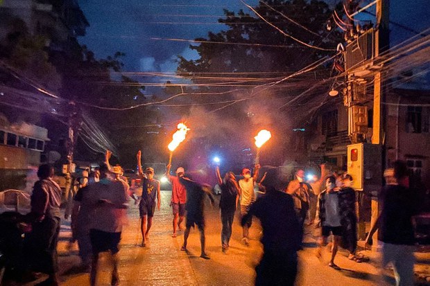 ပြည်သူတွေ ကျပ်တည်းလာတာနဲ့ မီးပြတ်မှု ဆိုးရွားနေတာကို ရန်ကုန်မှာ ဆန္ဒပြ ပြည်သူတွေ ကျပ်တည်းလာတာနဲ့ မီးပြတ်မှု ဆိုးရွားနေတာကို ရန်ကုန်မှာ ဆန္ဒပြ