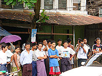 demo_bystanders_200.jpg demo_bystanders_200.jpg