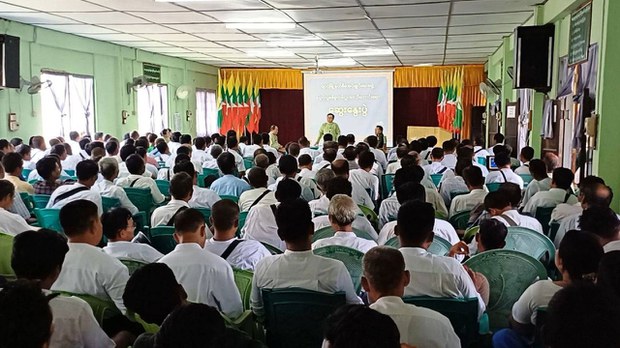 ဖျာပုံမြို့နယ်က လူ ငါးဆယ်ကျော် စစ်သင်တန်းတက်ဖို့ ခေါ်သွား ဖျာပုံမြို့နယ်က လူ ငါးဆယ်ကျော် စစ်သင်တန်းတက်ဖို့ ခေါ်သွား
