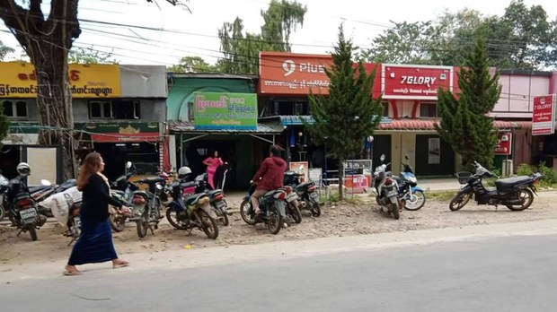 ပြင်ဦးလွင် လူနေဆိုင်ခန်းတွေ မဖယ်ပေးရင် အင်အားသုံးဖယ်ရှားမယ်လို့ စာပို့လာ ပြင်ဦးလွင် လူနေဆိုင်ခန်းတွေ မဖယ်ပေးရင် အင်အားသုံးဖယ်ရှားမယ်လို့ စာပို့လာ