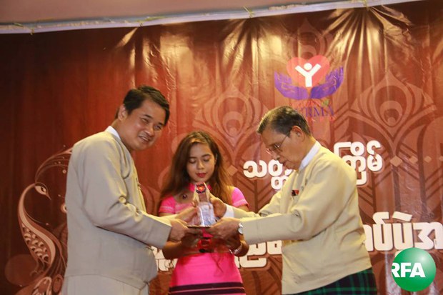 dr-thanminhtut-oyithugoneyi-award-620.jpg dr-thanminhtut-oyithugoneyi-award-620.jpg
