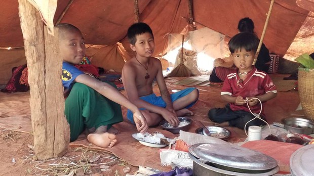 ဆီဆိုင်ကို ဒုက္ခသည်နှစ်ထောင်ဝန်းကျင် ထပ်ရောက်၊ မိုးကာနဲ့ စားစရာ အရေးပေါ်လိုအပ် ဆီဆိုင်ကို ဒုက္ခသည်နှစ်ထောင်ဝန်းကျင် ထပ်ရောက်၊ မိုးကာနဲ့ စားစရာ အရေးပေါ်လိုအပ်