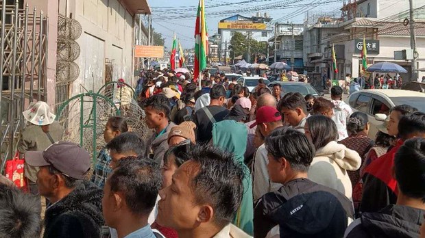 တရုတ်-မြန်မာနယ်စပ်မှာ စစ်မှုထမ်းအကျုံးဝင်သူတွေ ဝင်ထွက်ခွင့် ကန့်သတ်ခံရ တရုတ်-မြန်မာနယ်စပ်မှာ စစ်မှုထမ်းအကျုံးဝင်သူတွေ ဝင်ထွက်ခွင့် ကန့်သတ်ခံရ