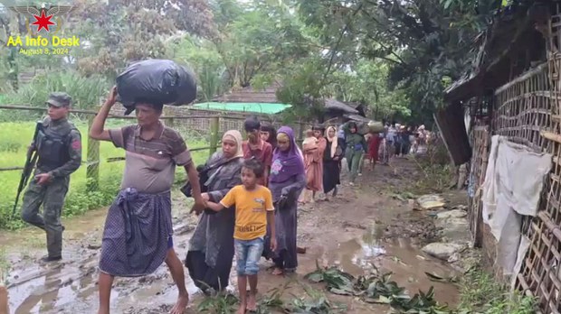 ဘင်္ဂလားဒေ့ရှ်ကို နယ်စပ်ဖြတ်ကျော်ကူးသွားဖို့ ထောင်နဲ့ချီတဲ့ရိုဟင်ဂျာတွေ စောင့်ဆိုင်းနေ