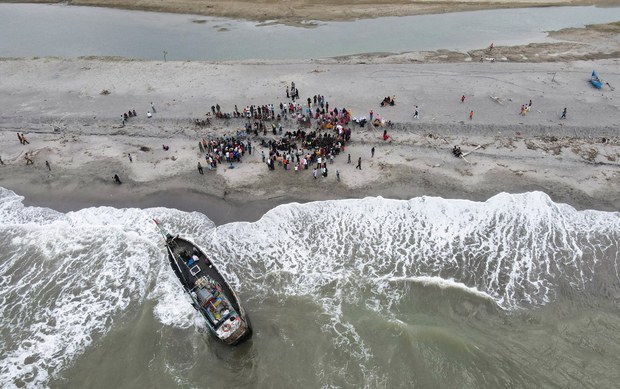 ရိုဟင်ဂျာလှေတစ်စင်း အင်ဒိုနီးရှားမှာကမ်းတင် ရိုဟင်ဂျာလှေတစ်စင်း အင်ဒိုနီးရှားမှာကမ်းတင်