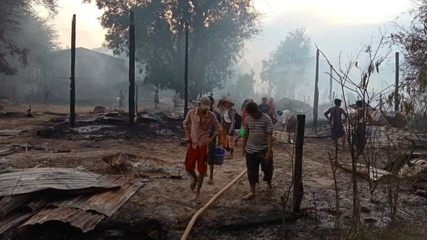 စစ်ကိုင်းမြို့နယ် တလိုင်းကျွန်းရွာမှာ နေအိမ် ၅၀ ကျော် မီးရှို့ခံရ စစ်ကိုင်းမြို့နယ် တလိုင်းကျွန်းရွာမှာ နေအိမ် ၅၀ ကျော် မီးရှို့ခံရ