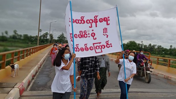 စစ်ကိုင်းတိုင်းက သပိတ်စစ်ကြောင်းတစ်ခု ပစ်ခတ်ဖြိုခွင်းခံရပြီး လူခုနစ်ဦး ဖမ်းဆီးခံရ စစ်ကိုင်းတိုင်းက သပိတ်စစ်ကြောင်းတစ်ခု ပစ်ခတ်ဖြိုခွင်းခံရပြီး လူခုနစ်ဦး ဖမ်းဆီးခံရ