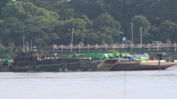 ဆားလင်းကြီးမှာ စစ်ရေယာဉ်အုပ်စုက လက်နက်ကြီးနဲ့ပစ်ခတ်လို့ ဒေသခံတွေ ထွက်ပြေးနေရ