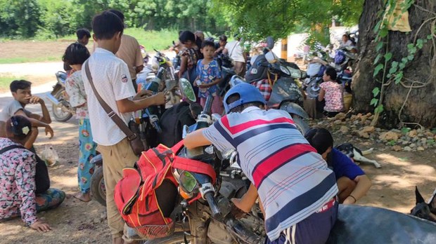 ဆားလင်းကြီးမှာ စစ်ကြောင်းထိုးလို့ ရွာ ၂၅ ရွာက ဒေသခံတွေ ထွက်ပြေး ဆားလင်းကြီးမှာ စစ်ကြောင်းထိုးလို့ ရွာ ၂၅ ရွာက ဒေသခံတွေ ထွက်ပြေး