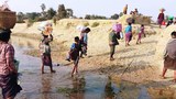 ဆိပ်ဖြူမှာ စစ်ကြောင်းထိုးလို့ ဒေသခံ တစ်သောင်းနီးပါး ထွက်ပြေး