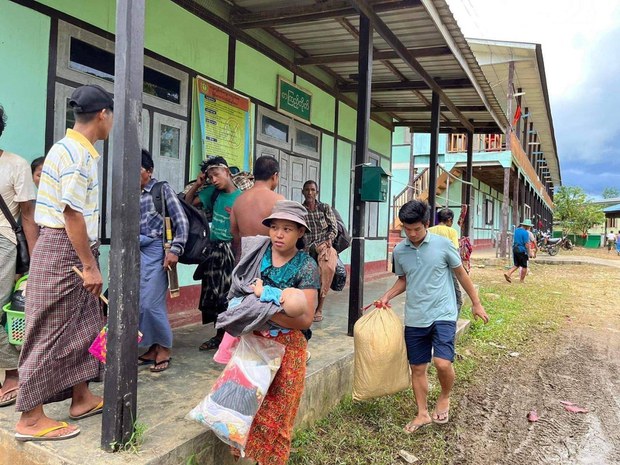 ဆယ်ဇင်း စစ်ဘေးဒုက္ခသည်တွေအတွက် အဝတ်အထည်နဲ့ စားနပ်ရိက္ခာ ကူညီခွင့်မရ ဆယ်ဇင်း စစ်ဘေးဒုက္ခသည်တွေအတွက် အဝတ်အထည်နဲ့ စားနပ်ရိက္ခာ ကူညီခွင့်မရ