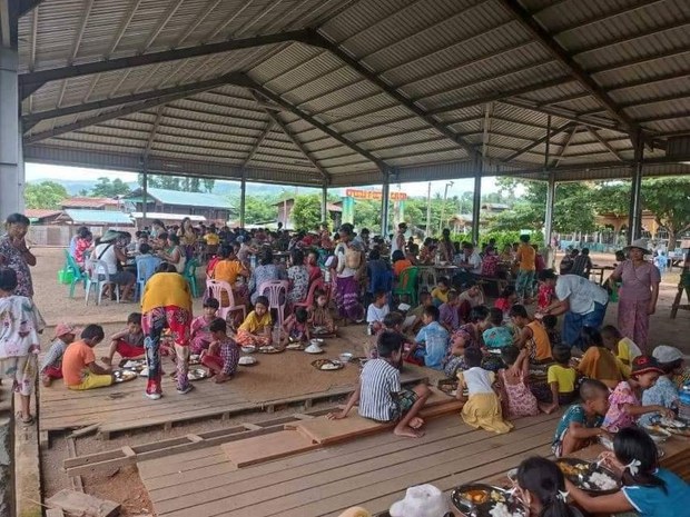 ဖားကန့်မြို့ ဆယ်ဇင်းက စစ်ဘေးဒုက္ခသည်တွေ အရေးပေါ် အကူအညီတွေလိုနေ
