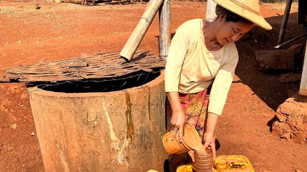 ဖယ်ခုံက စစ်ဘေးဒုက္ခသည်စခန်းတွေမှာ သောက်သုံးရေပြတ်လပ်နေ ဖယ်ခုံက စစ်ဘေးဒုက္ခသည်စခန်းတွေမှာ သောက်သုံးရေပြတ်လပ်နေ