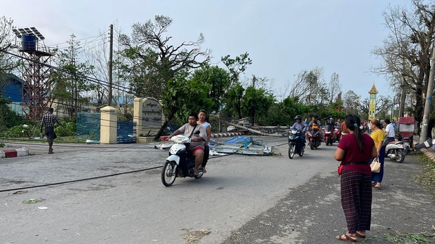 မုန်တိုင်းသင့် စစ်တွေဆက်သွယ်ရေးရုံးနား ဖုန်းလိုင်းဖွင့်ပေး မုန်တိုင်းသင့် စစ်တွေဆက်သွယ်ရေးရုံးနား ဖုန်းလိုင်းဖွင့်ပေး