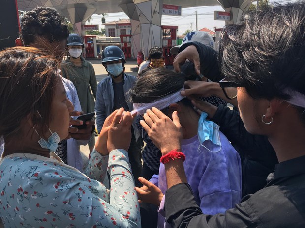 မြစ်ကြီးနားမှာ ဆန္ဒပြသူတွေ လေးခွနဲ့ ပစ်ခတ်ခံရ မြစ်ကြီးနားမှာ ဆန္ဒပြသူတွေ လေးခွနဲ့ ပစ်ခတ်ခံရ