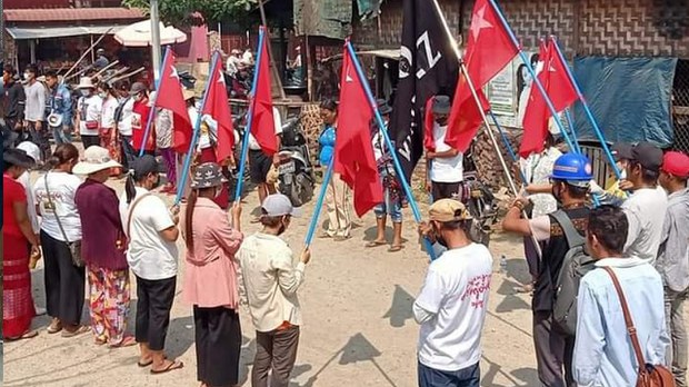 စစ်ကောင်စီတပ်တွေ ပစ်ခတ်ဖမ်းဆီးနေလို့ တမူးမြို့ခံတွေ ထွက်ပြေးနေရ စစ်ကောင်စီတပ်တွေ ပစ်ခတ်ဖမ်းဆီးနေလို့ တမူးမြို့ခံတွေ ထွက်ပြေးနေရ