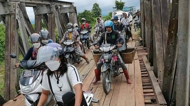 တမူးမှာ တိုက်ပွဲကြောင့် လမ်းတွေပိတ်နေလို့ ကုန်ဈေးနှုန်းမြင့်တက် တမူးမှာ တိုက်ပွဲကြောင့် လမ်းတွေပိတ်နေလို့ ကုန်ဈေးနှုန်းမြင့်တက်
