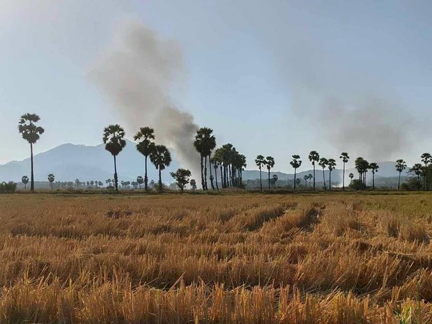 စစ်ကောင်စီ စစ်ကြောင်းထိုးလို့ လောင်းလုံးဒေသခံထောင်ချီ ထွက်ပြေးနေရ စစ်ကောင်စီ စစ်ကြောင်းထိုးလို့ လောင်းလုံးဒေသခံထောင်ချီ ထွက်ပြေးနေရ
