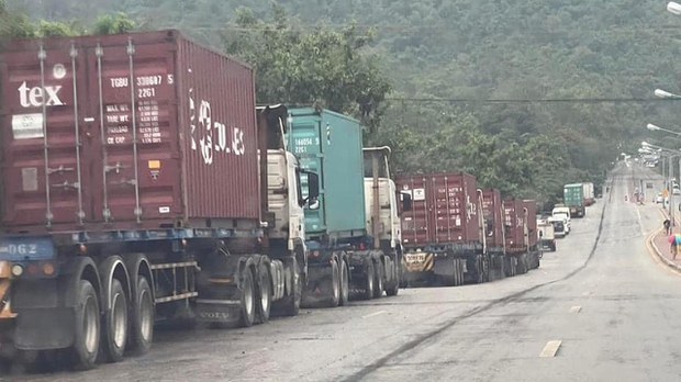 ထိုင်း-မြန်မာနယ်စပ် ဘုရားသုံးဆူဂိတ် ပိတ်လိုက်တာကြောင့် ကုန်ကားတစ်ရာခန့်ပိတ်မိနေ