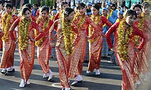 thingyan_dance_305px thingyan_dance_305px