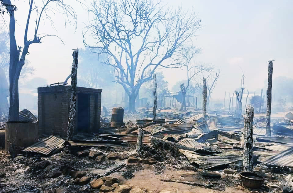 ၂၀၂၂ ခုနှစ် ဧပြီလ ၂၆ ရက်နေ့က မီးရှို့ဖျက်ဆီးခံရသည့် စစ်ကိုင်းတိုင်း၊ ခင်ဦးမြို့နယ်၊ သံဘိုကျေးရွာ။ (ဓာတ်ပုံ - ခင်ဦးမြို့နယ် သတင်းမှန်ပြန်ကြားရေး)