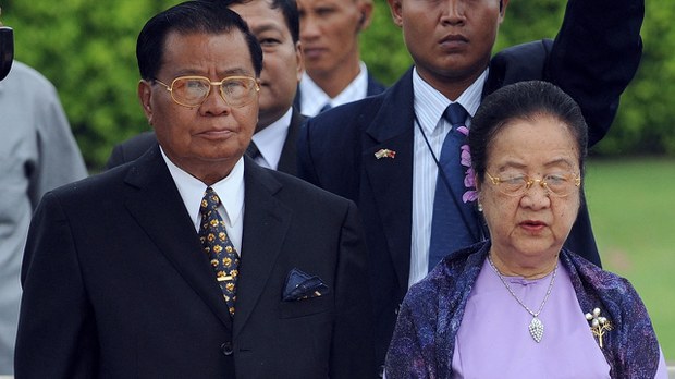 ဗိုလ်ချုပ်မှူးကြီးဟောင်း ဦးသန်းရွှေနှင့် ဇနီး ဒေါ်ကြိုင်ကြိုင်တို့ ဆေးကုသခံယူနေရ