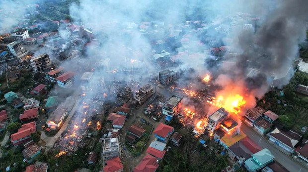 ထန်တလန်မှာ လက်နက်ကြီးကျည်သင့်အပြီး အိမ်ခြေ ၂ဝဝ ကျော် မီးလောင်ကျွမ်း ထန်တလန်မှာ လက်နက်ကြီးကျည်သင့်အပြီး အိမ်ခြေ ၂ဝဝ ကျော် မီးလောင်ကျွမ်း