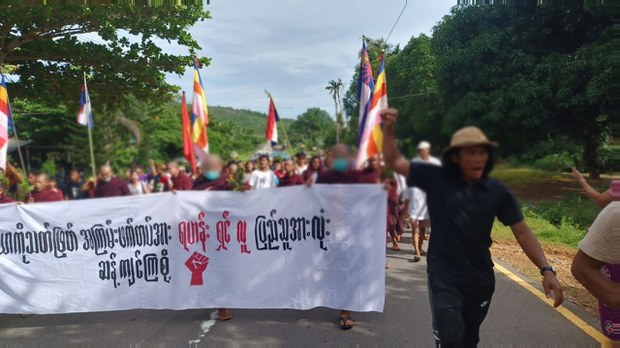 သရက်ချောင်းမှာ သံဃာတော်တွေ ဦးဆောင်ချီတက် ဆန္ဒပြ