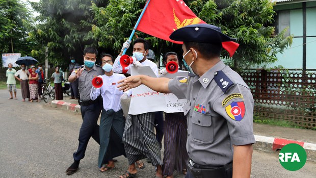 ရခိုင်မှာ ဆန္ဒပြလို့ အမှုရင်ဆိုင်နေရတဲ့ ကျောင်းသား သုံးဦး ငွေဒဏ်ချမှတ်ခံရ ရခိုင်မှာ ဆန္ဒပြလို့ အမှုရင်ဆိုင်နေရတဲ့ ကျောင်းသား သုံးဦး ငွေဒဏ်ချမှတ်ခံရ
