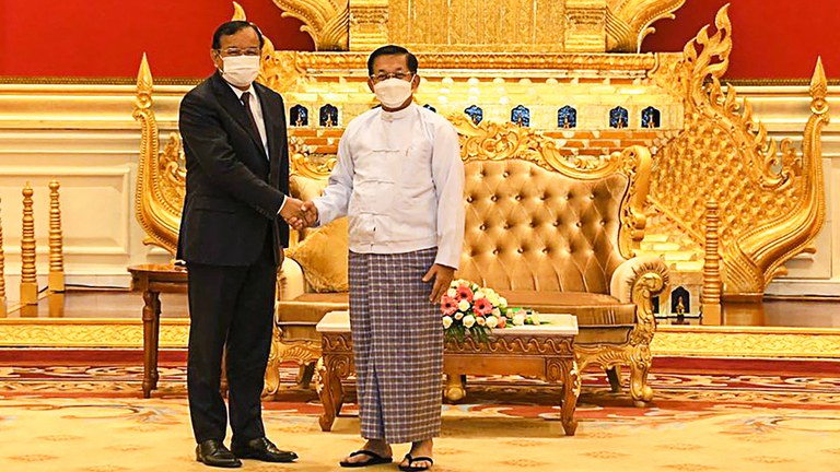 အာဆီယံအထူးကိုယ်စားလှယ် ကမ္ဘောဒီးယား နိုင်ငံခြားရေး ဝန်ကြီး ပရက်ဆော့ခွန်းနှင့် ဗိုလ်ချုပ်မှူးကြီး မင်းအောင်လှိုင် ၂၀၂၂ ခုနှစ် မတ်လ ၂၁ ရက်နေ့က နေပြည်တော်တွင် တွေ့ဆုံစဉ်။ (Photo: AFP)
