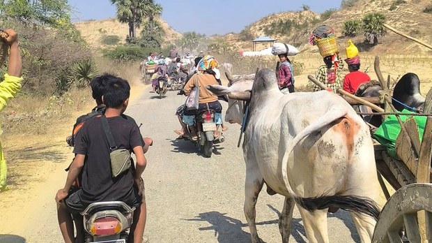 ဆိပ်ဖြူမှာ စစ်ကြောင်းထိုး စီးနင်းမှုကြောင့် ဒေသခံ ရှစ်ထောင်ကျော် ထွက်ပြေးနေရ ဆိပ်ဖြူမှာ စစ်ကြောင်းထိုး စီးနင်းမှုကြောင့် ဒေသခံ ရှစ်ထောင်ကျော် ထွက်ပြေးနေရ