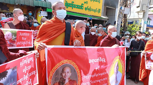 ဦးဝီရသူကို ရုံးထုတ်စစ်ဆေးပေးဖို့ ဆန္ဒပြတောင်းဆိုသူတွေထဲက တစ်ဦးဖမ်းဆီးခံရ
