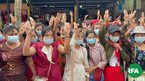 စစ်အာဏာရှင်စနစ်ကို ဆန့်ကျင်ကြောင်း ရန်ကုန် အင်းစိန်လမ်းမမှာ ဆန္ဒပြ စစ်အာဏာရှင်စနစ်ကို ဆန့်ကျင်ကြောင်း ရန်ကုန် အင်းစိန်လမ်းမမှာ ဆန္ဒပြ