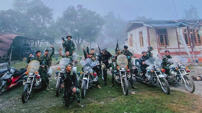 လွိုင်ကော်မြို့မှ ပြည်နယ်ရဲတပ်ဖွဲ့မှူးရုံးအား ကရင်နီပူးပေါင်းတပ်များမှ သိမ်းပိုက်အပြီး ၂၀၂၃ ခုနှစ်၊ ဒီဇင်ဘာလ ၁၀ ရက်နေ့က တွေ့ရစဉ်။ (Photo:  Progressive Karenni People Force - PKPF)