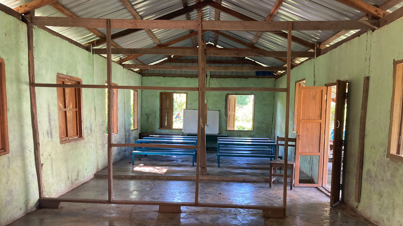 school-buthedaung ရခိုင်ပြည်နယ် မြောက်ပိုင်းရှိတိုက်ပွဲများကြောင့် စာသင်ကြားမှု ရပ်နားထားရသည့် ဘူးသီးတောင်မြို့နယ်ရှိ စာသင်ကျောင်းတစ်ခုကို ၂၀၂၃ ခုနှစ်၊ နိုဝင်ဘာလ ၂၃ ရက်နေ့က တွေ့ရစဥ်။ (Photo: RFA)