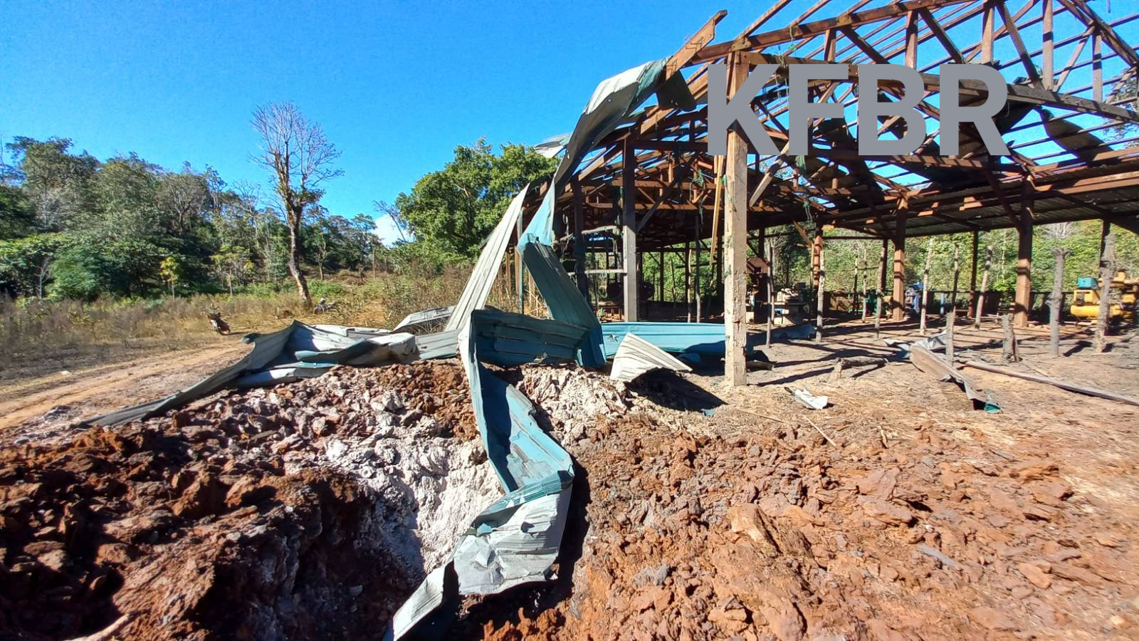 karenni-camp.jpg (ဖရူဆိုမြို့နယ် ရီခီးဘူး စစ်ဘေးဒုက္ခသည်စခန်းကို ဇန်နဝါရီ ၁၇ ရက်နေ့က စစ်လေယာဥ်နဲ့ ဗုံးကြဲတိုက်ခိုက်တာကြော င့်ဒုက္ခသည် သုံးဦး သေဆုံးခဲ့ပြီး အဆောက်အအုံများ ပျက်စီးသွားစဥ်) Photo: Karenni Free Burma Rangers