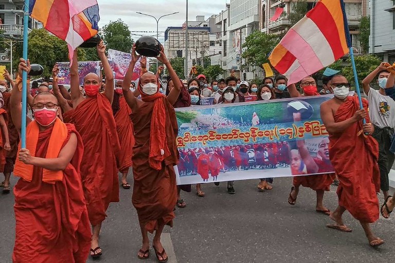2007 Saffron Anniversary ၂၀၀၇ ရွှေဝါရောင်တော်လှန်ရေး ၁၄ နှစ်ပြည့် အထိမ်းအမှတ်အဖြစ် ၂၀၂၁ ခုနှစ် စက်တင်ဘာလ ၂၅ ရက်နေ့တွင် မန္တလေးမြို့၌ သံဃာတော်များနှင့် ဒီမိုကရေစီအရေးတက်ကြွလှုပ်ရှားသူများ ဆန္ဒပြခဲ့စဉ်။ (Photo: AFP)
