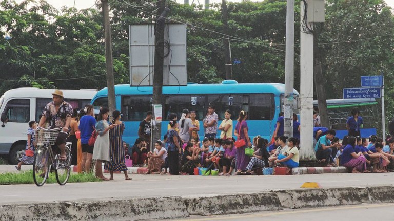 ရန်ကုန်တိုင်း၊ လှိုင်သာယာမြို့နယ်ရှိ အထည်ချုပ်စက်ရုံတစ်ခုမှ အလုပ်သမားများအား ၂၀၂၃ ခုနှစ်၊ စက်တင်ဘာလ ၁၃ ရက်နေ့ က တွေ့ရစဉ်။ (Photo: RFA)