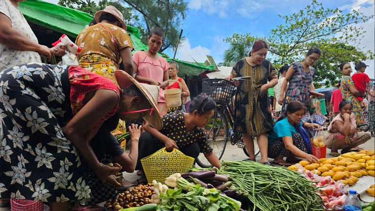 ရန်ကုန်တိုင်း၊ ဒဂုံမြို့သစ်တောင်ပိုင်းမြို့နယ်၊ အမှတ် (၂၂) ရပ်ကွက်စျေးတွင် စျေးဝယ်နေကြသူများအား ၂၀၂၄ ခုနှစ်၊ မေလ ၂၂ ရက်နေ့က တွေ့ရစဉ်။ (Photo: RFA)