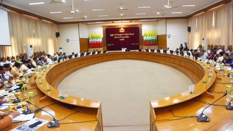 ပြည်ထောင်စု ရွေးကောက်ပွဲကော်မရှင်နှင့် မှတ်ပုံတင်ခွင့်ပြုပြီးသော နိုင်ငံရေးပါတီများ နေပြည်တော်တွင် ၂၀၂၄ ခုနှစ်၊ ဒီဇင်ဘာလ ၇ ရက်နေ့က တွေ့ဆုံခဲ့စဥ်။ (UEC Photo)