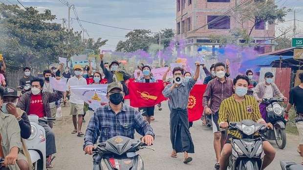 မန္တလေးက အာဏာသိမ်းမှုဆန့်ကျင်သူ ၂၁ ဦးကို ထောင်သုံးနှစ်ချ မန္တလေးက အာဏာသိမ်းမှုဆန့်ကျင်သူ ၂၁ ဦးကို ထောင်သုံးနှစ်ချ