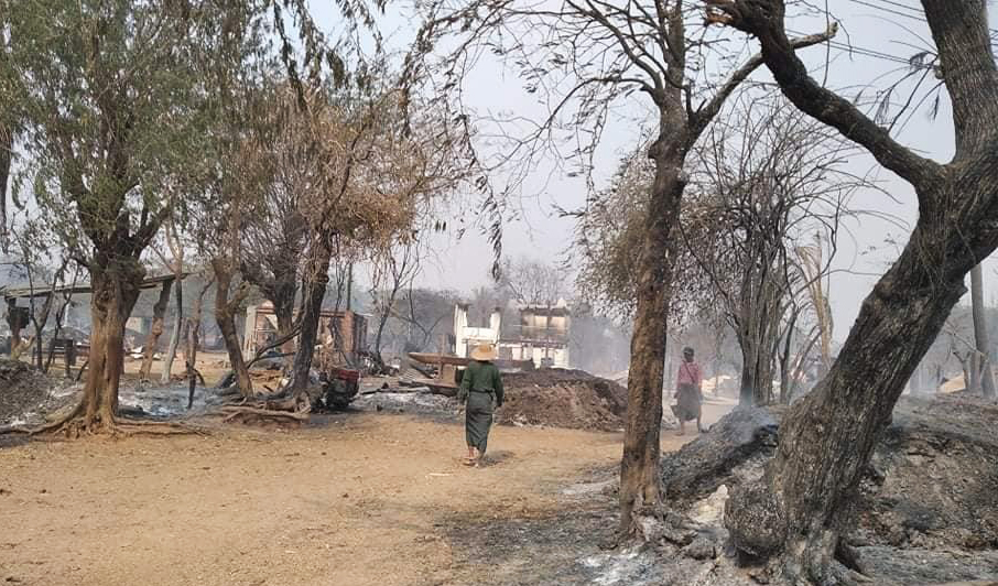 စစ်ကောင်စီတပ်က ၂၀၂၂ ခုနှစ် မတ်လ ၁၇ ရက်နေ့ညတွင် မီးရှို့ခဲ့သည့် စစ်ကိုင်းတိုင်း ဝက်လက်မြို့နယ် တောင်ကုန်းရွာကို တွေ့ရစဥ် (Photo: CJ)