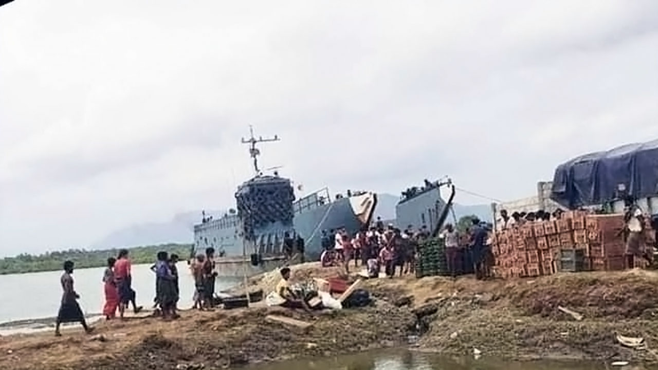 ရခိုင်ပြည်နယ်၊ ကညင်ချောင်းနယ်စပ်ကုန်သွယ်ရေးဆိပ်ကမ်းအနီးတွင် စစ်ကောင်စီတပ်ရေယာဉ်တစ်စင်း ဆိုက်ကပ်ထားသည်ကို ၂၀၂၄ ခုနှစ်၊ မေလအတွင်း တွေ့ရစဉ်။ (Photo: Facebook/ Border News Agency)